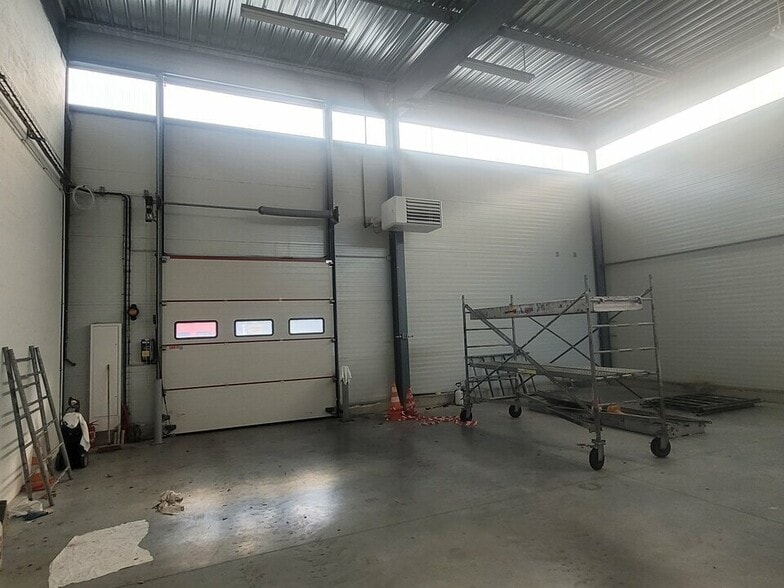 Flex in Rouen for lease - Interior Photo - Image 3 of 11