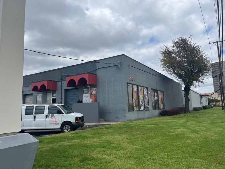 2939 Irving Blvd, Dallas, TX for lease - Building Photo - Image 1 of 3