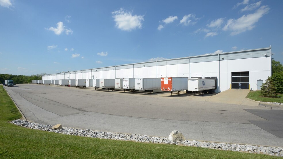 2305-2335 Global Way, Hebron, KY for lease - Building Photo - Image 3 of 10