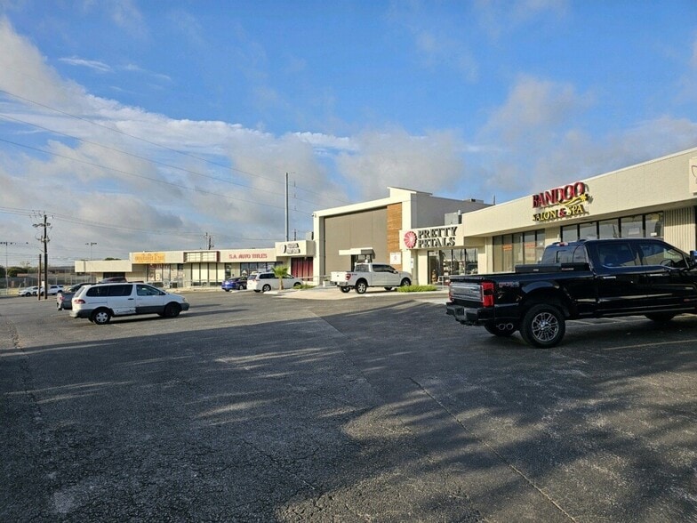6105 Callaghan Rd, San Antonio, TX for lease - Building Photo - Image 2 of 5
