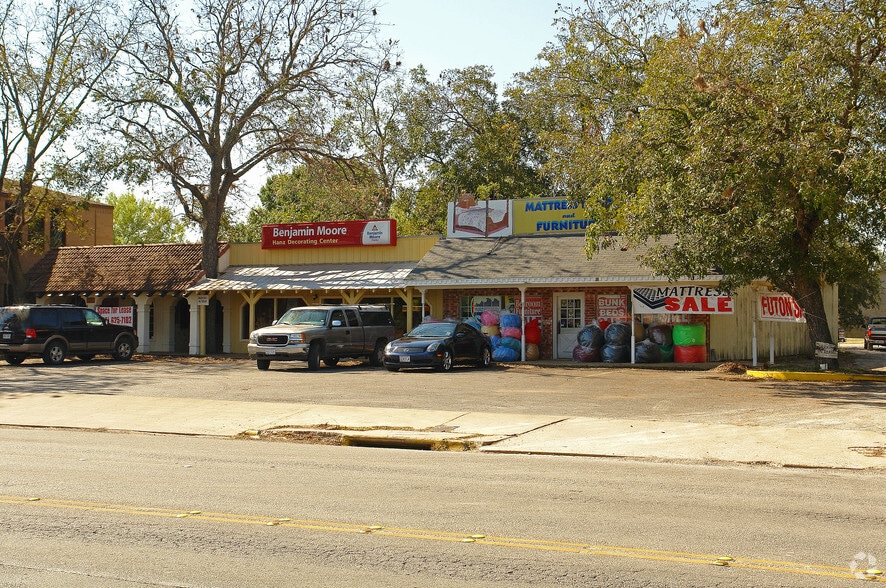711 N Walnut Ave, New Braunfels, TX 78130
