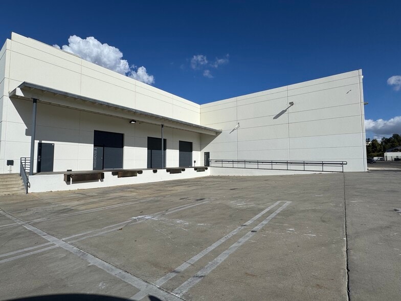 25000 Avenue Stanford, Valencia, CA for lease - Building Photo - Image 2 of 7