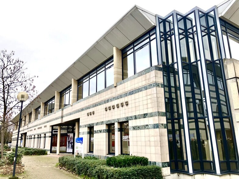 Flex in Gennevilliers for sale - Building Photo - Image 1 of 4
