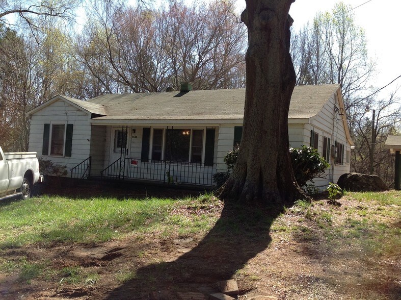 1338 N Hoskins Rd, Charlotte, NC 28216