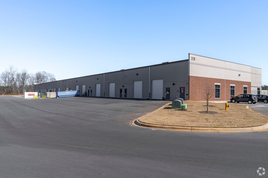 2120 Airport Flex Dr, Charlotte, NC for lease - Building Photo - Image 2 of 4