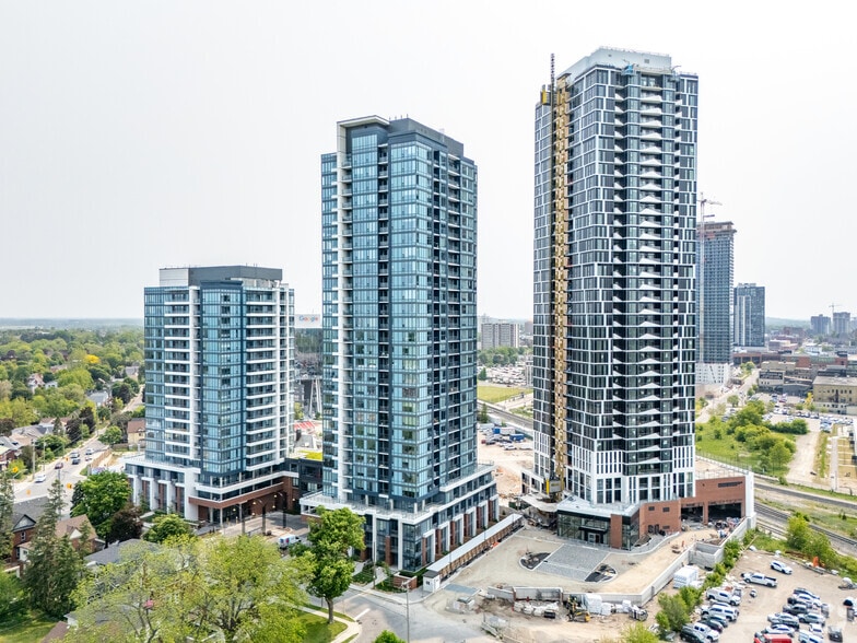 641 King St W, Kitchener, ON for lease - Building Photo - Image 2 of 12