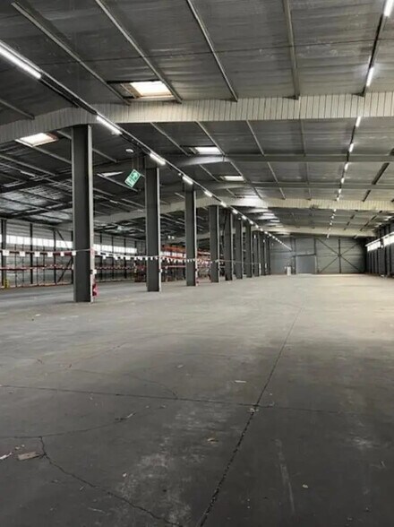 Industrial in Gignac-la-Nerthe for lease - Interior Photo - Image 3 of 10