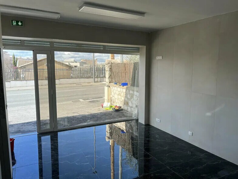 Retail in Aix-en-Provence for lease - Interior Photo - Image 1 of 5