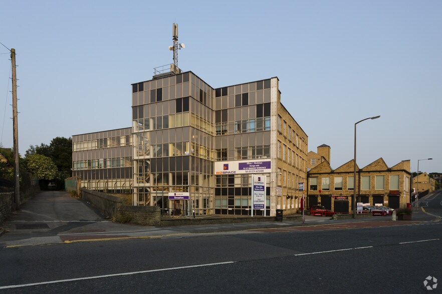 Albion Rd, Bradford for lease - Primary Photo - Image 1 of 84