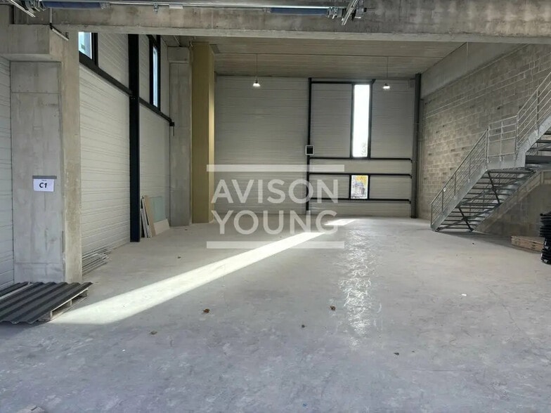 Flex in Bobigny for lease - Interior Photo - Image 2 of 8