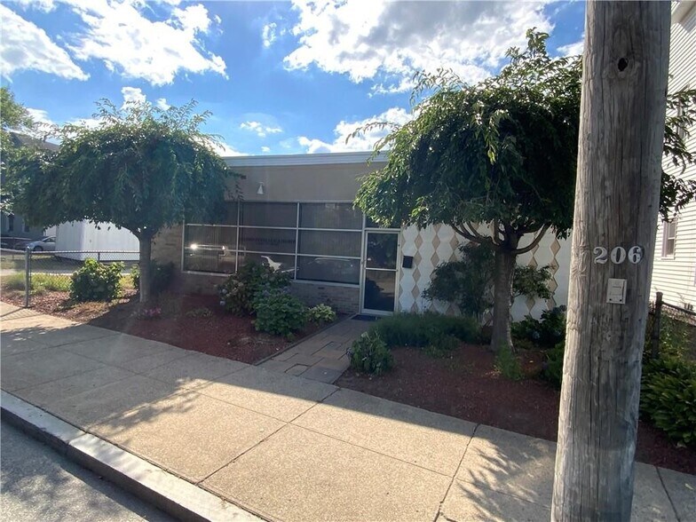 583 Harris Ave, Providence, RI for sale - Building Photo - Image 1 of 11