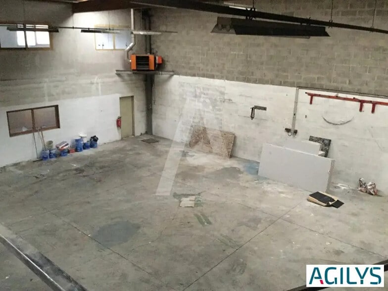 Flex in Émerainville for lease - Interior Photo - Image 2 of 5