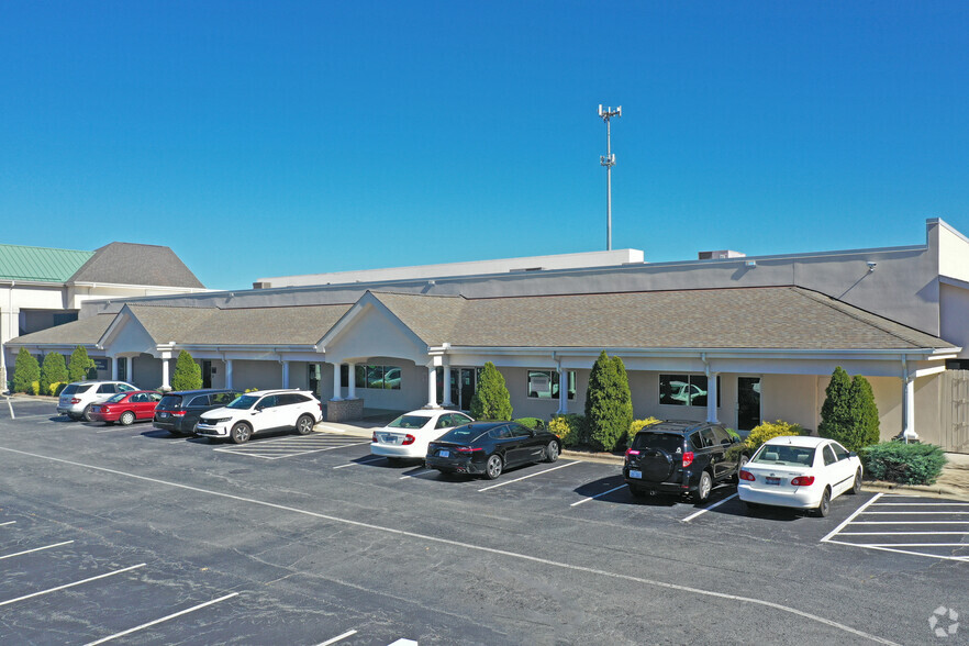 1701-1703 Westchester Dr, High Point, NC for lease - Building Photo - Image 2 of 8