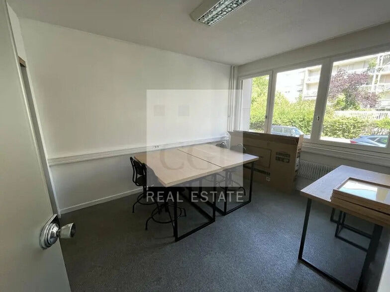 Office in Lyon for lease - Interior Photo - Image 2 of 5