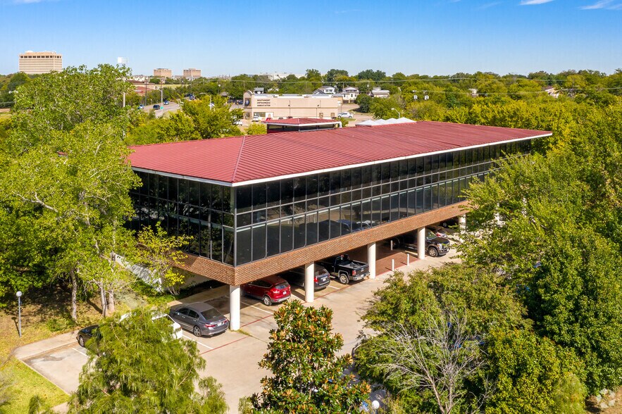 4700 Bryant Irvin Ct, Fort Worth, TX 76107