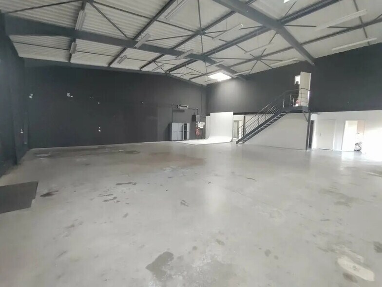 Flex in Vaulx-Milieu for lease - Interior Photo - Image 3 of 9