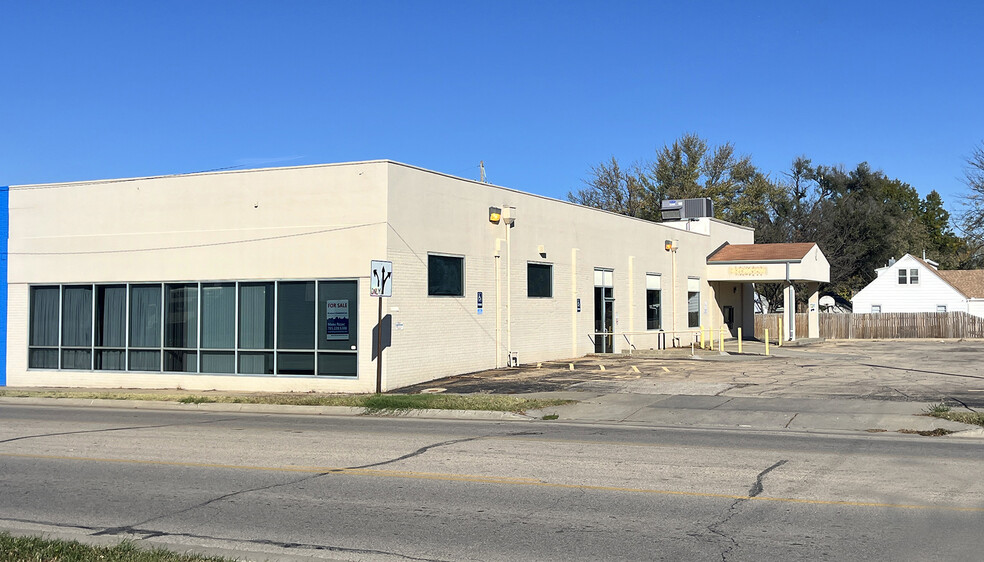 2252 SW 10th Ave, Topeka, KS for sale - Building Photo - Image 1 of 1