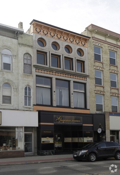 111 E Main St, Watertown, WI for sale - Primary Photo - Image 1 of 1