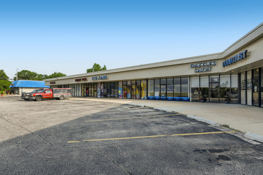 805-845 N Roselle Rd, Schaumburg, IL for lease - Building Photo - Image 3 of 22