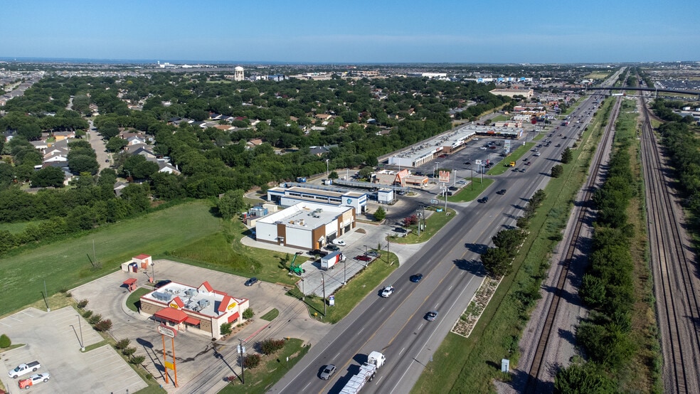 1005 N Saginaw Blvd, Saginaw, TX for lease - Building Photo - Image 3 of 6
