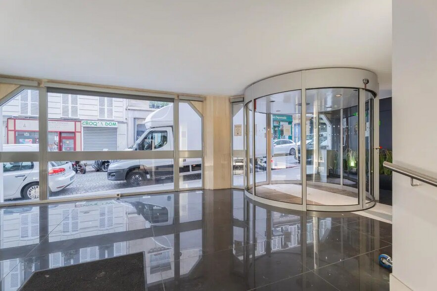 18 Rue Jean Giraudoux, Paris for lease - Lobby - Image 3 of 3
