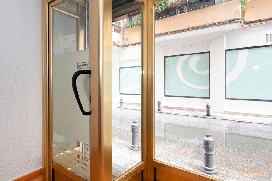 Retail in Granada for lease - Interior Photo - Image 2 of 11