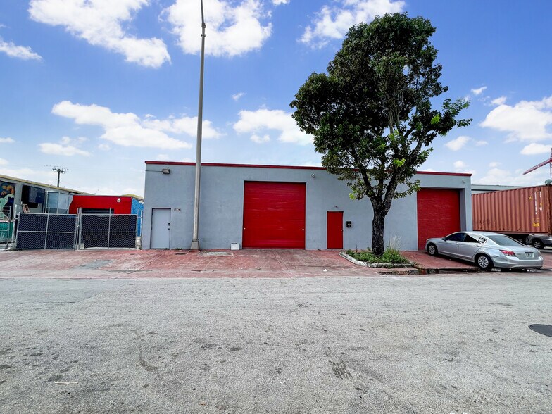 1052-1054 E 27th St, Hialeah, FL for lease - Primary Photo - Image 1 of 3