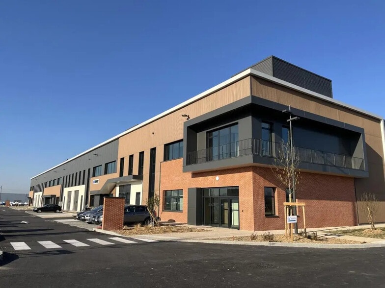 Flex in Saint-Priest for lease - Building Photo - Image 2 of 7