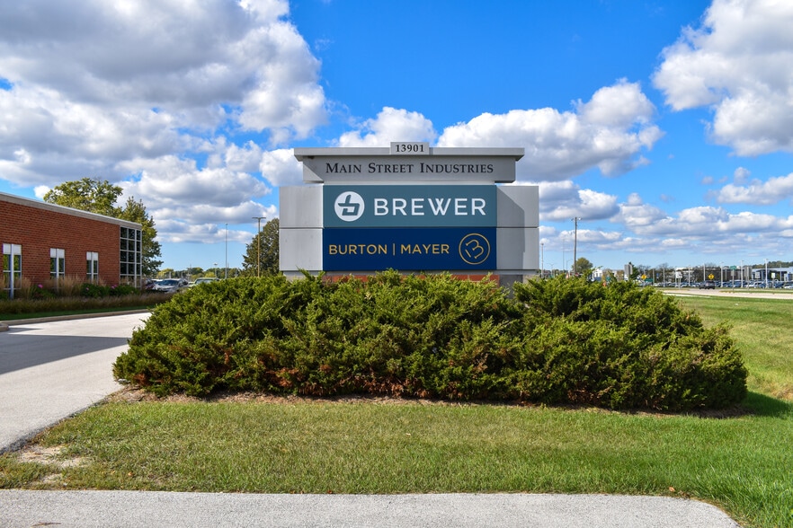 N88 W13901 Main St, Menomonee Falls, WI for lease - Building Photo - Image 2 of 18