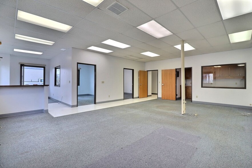 250 W 4th St, Fremont, NE for lease - Interior Photo - Image 3 of 17