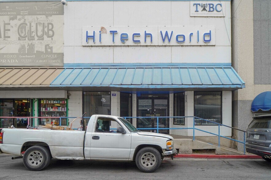 215 Salinas Ave, Laredo, TX for lease - Primary Photo - Image 1 of 1