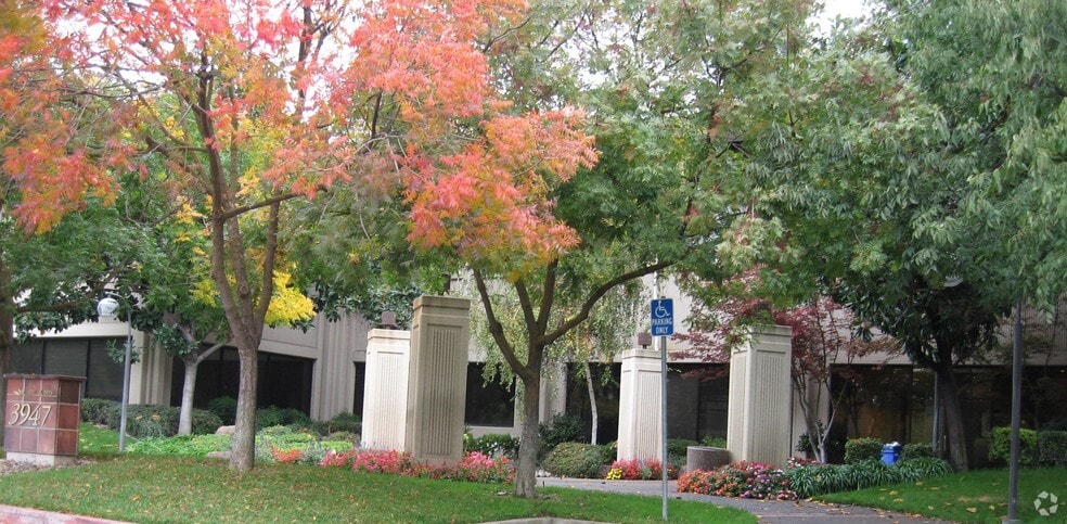 3947 Lennane Dr, Sacramento, CA for lease - Building Photo - Image 2 of 7