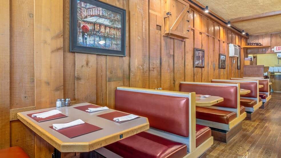 1100 Vulcan St, Iron Mountain, MI for sale - Interior Photo - Image 3 of 25