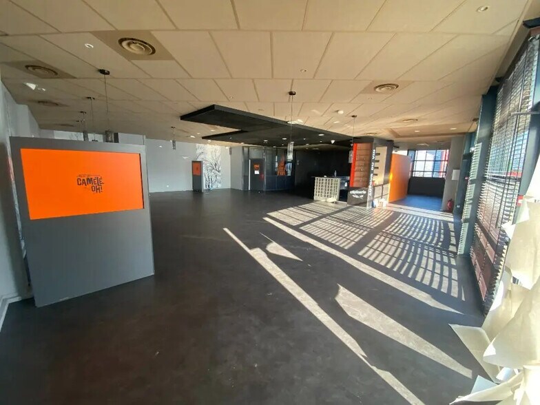 Retail in for lease - Interior Photo - Image 2 of 6