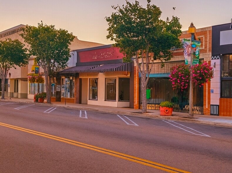 938 E Main St, Santa Paula, CA for sale - Building Photo - Image 2 of 5
