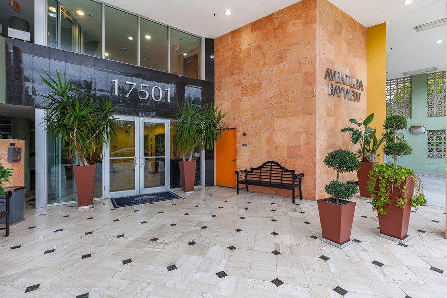 17501 Biscayne Blvd, Aventura, FL for sale - Building Photo - Image 1 of 1