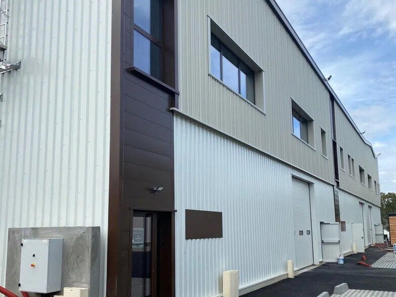 Office in Osny for lease - Building Photo - Image 1 of 3