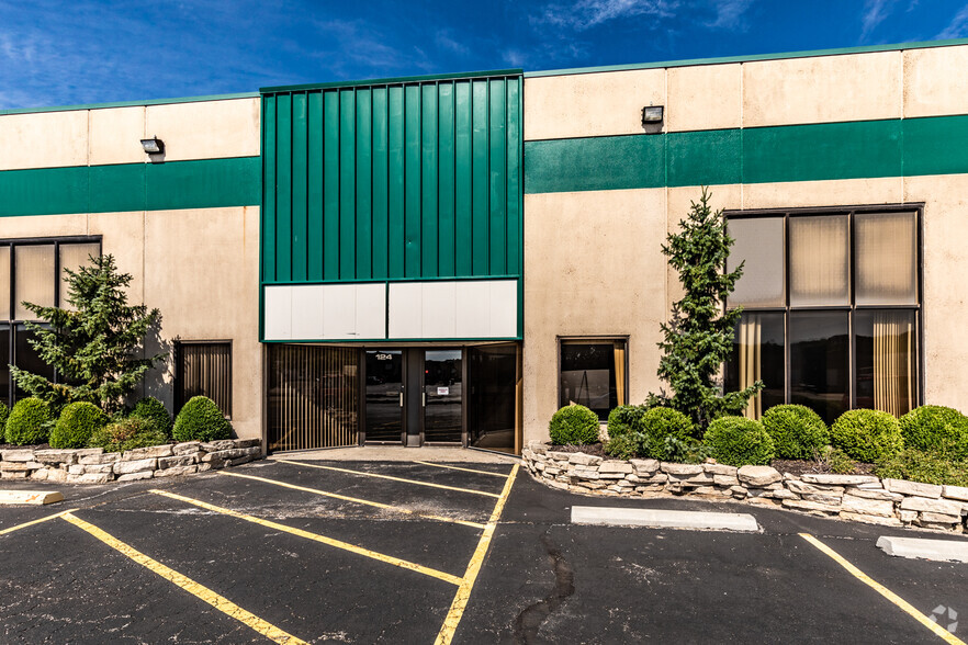 100-130 NW Business Park Ln, Riverside, MO for lease - Primary Photo - Image 2 of 6