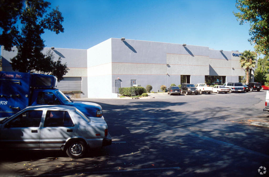 2465 Coral St, Vista, CA for lease - Building Photo - Image 2 of 7