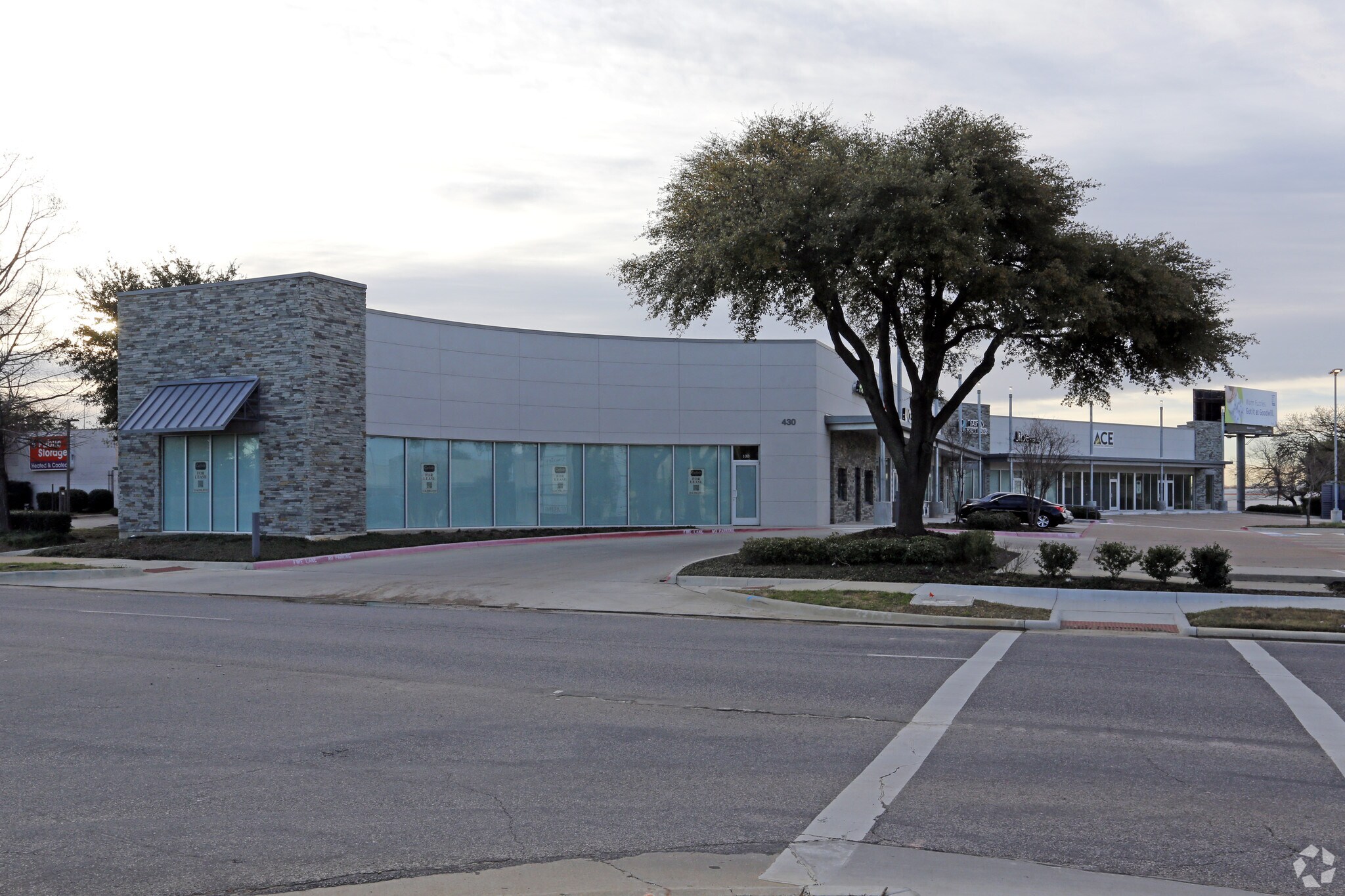 426-428 E Lamar Blvd, Arlington, TX for lease Building Photo- Image 1 of 3