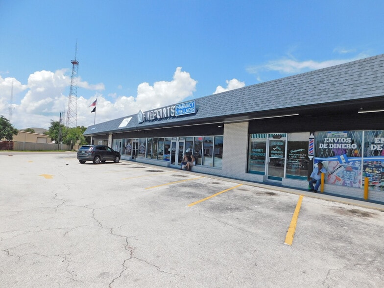 1102-1114 Lake Dr, Cocoa, FL for lease - Building Photo - Image 2 of 3