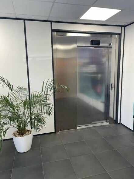 Flex in Caudan for lease - Interior Photo - Image 3 of 7