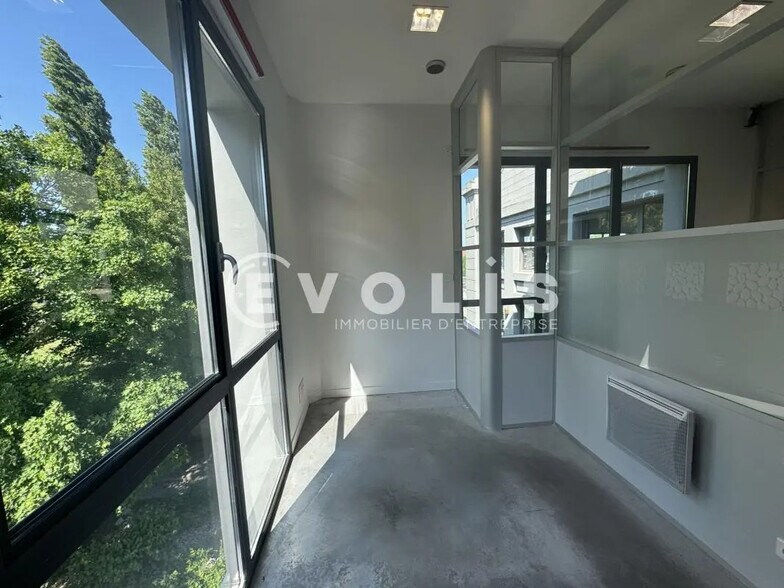 Office in Amiens for lease - Interior Photo - Image 2 of 6