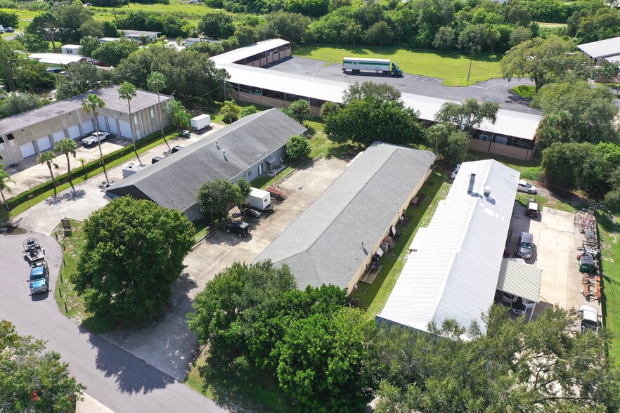 637 2nd Ln, Vero Beach, FL for sale - Building Photo - Image 2 of 12