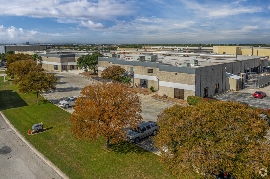 6111 Woodlake Ctr, San Antonio, TX for lease - Building Photo - Image 1 of 10