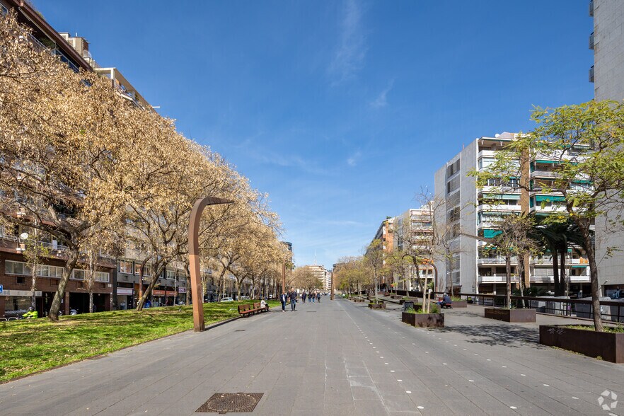 Retail in Barcelona, Barcelona for lease - Building Photo - Image 2 of 6