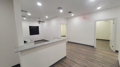 1116 E Walnut St, Seguin, TX for lease Interior Photo- Image 2 of 5