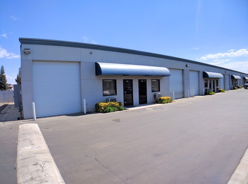 3335 Pegasus Dr, Bakersfield, CA for lease - Primary Photo - Image 1 of 5