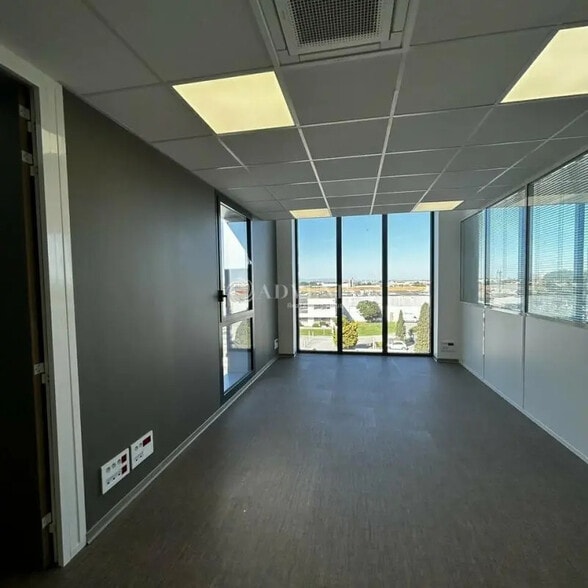 Office in for lease - Interior Photo - Image 3 of 5