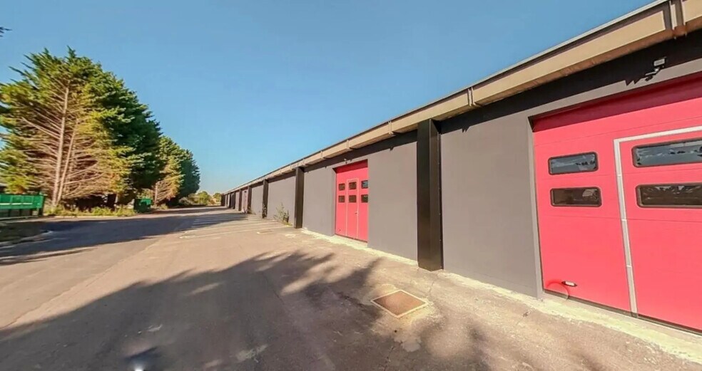 Flex in Coignières for lease - Building Photo - Image 1 of 9